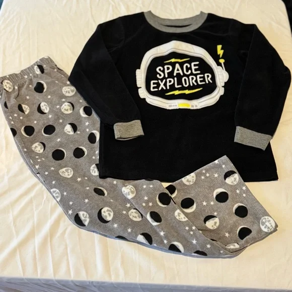 🟢 2/$15 Carter’s Fleece Space Pajamas, size 8 - Picture 1 of 5